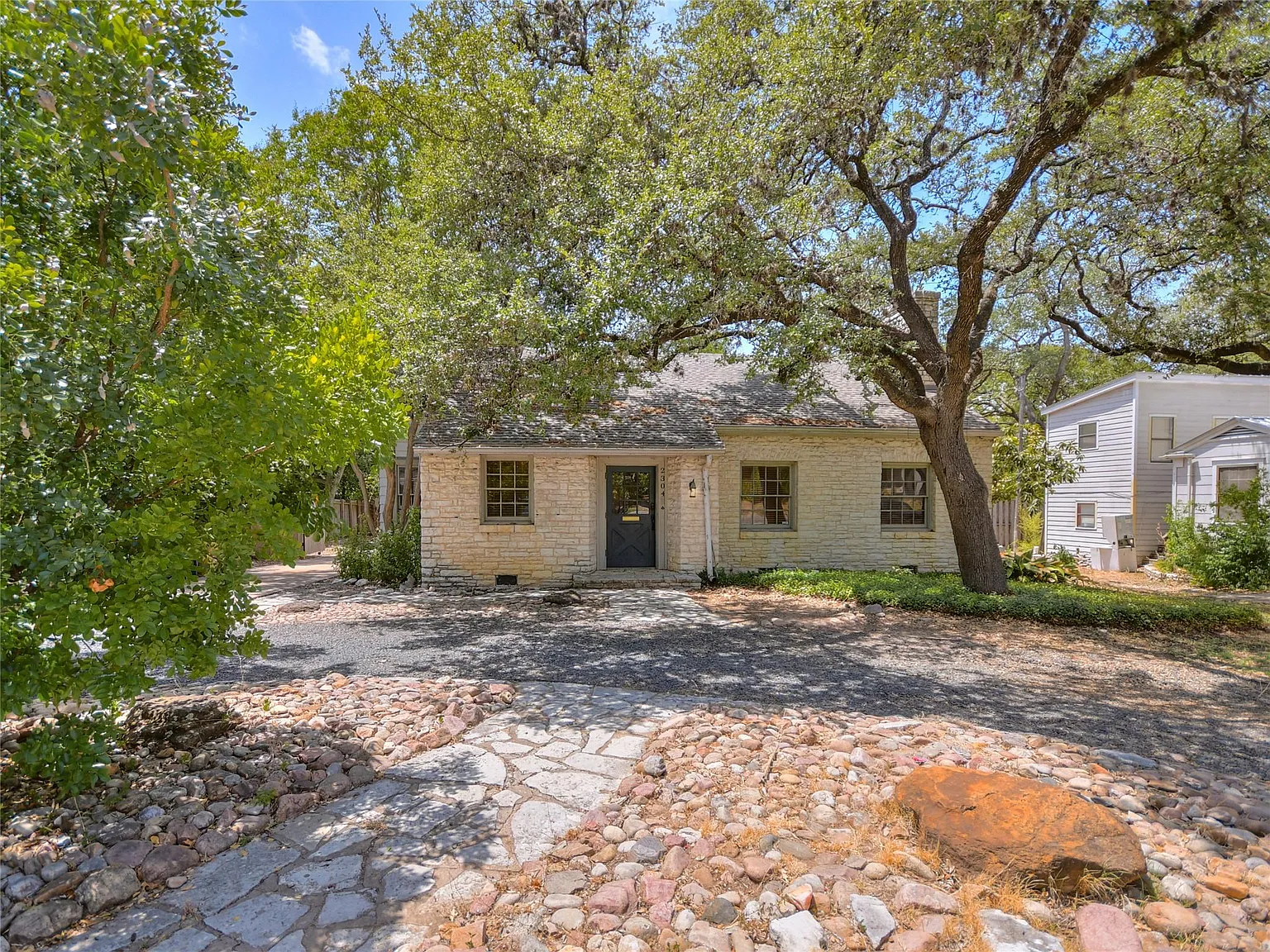 6 bed, 3.0 bath, 2192 sqft, $7,500 — Photo 2