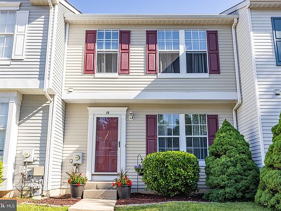 3rd image of 19 E Shetland Ct