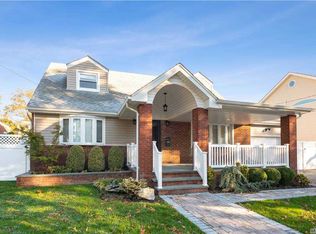 882 Schroeter Ave, Franklin Square, NY 11010