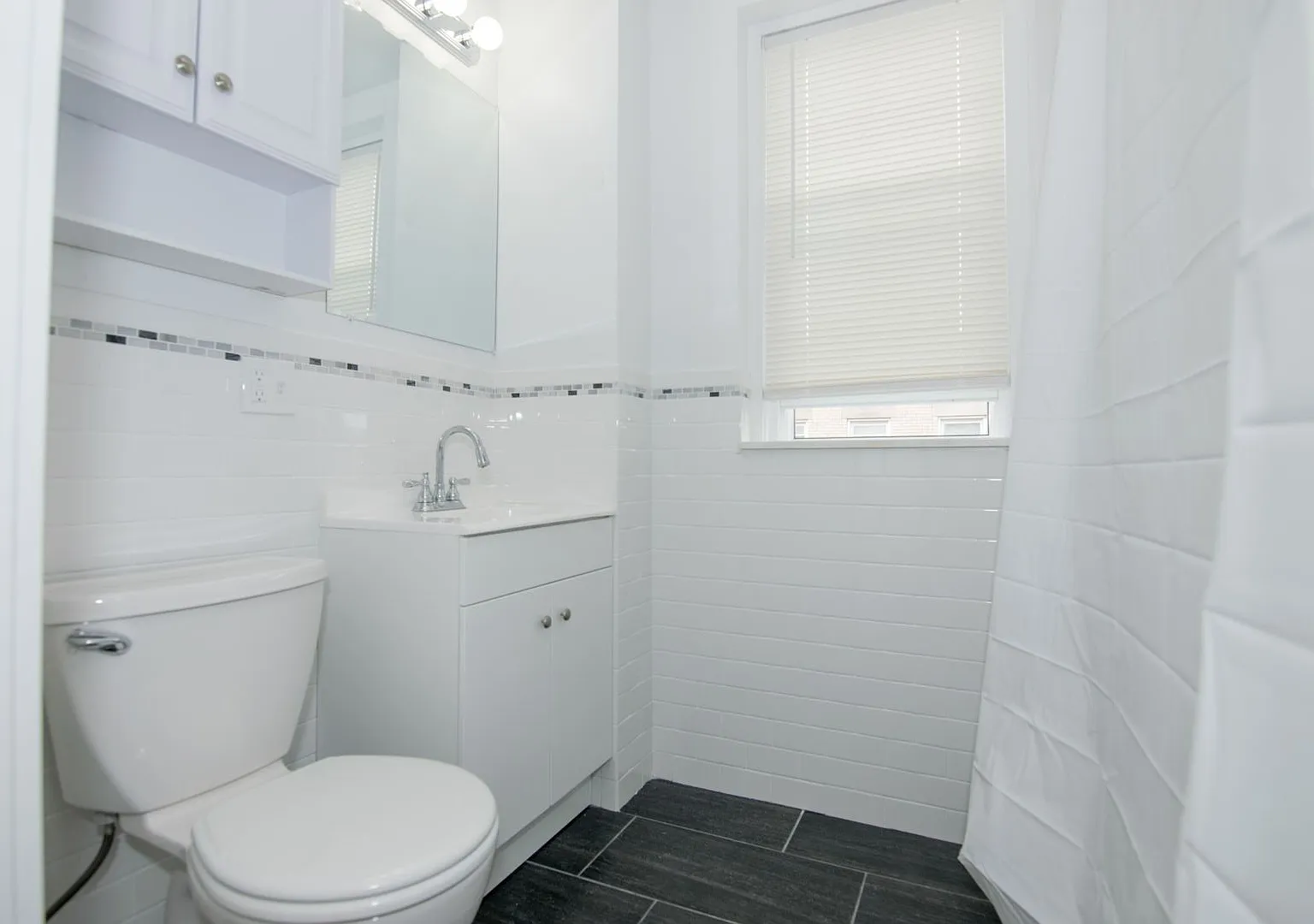 Nicely renovated 4 bed near the Green Line and Boston University! — Photo 2