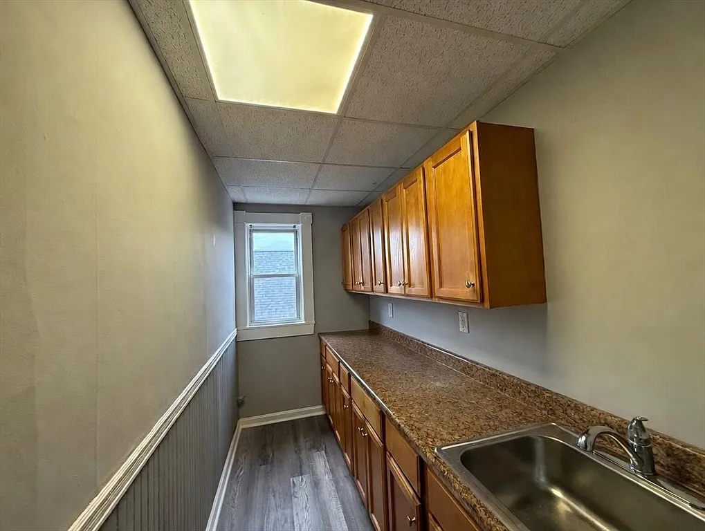 3 bed, 1.0 bath, 1000 sqft, $2,395 — Photo 4