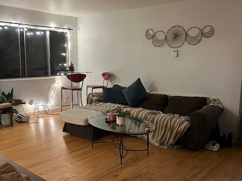 Living room (approx. 158" x 218")