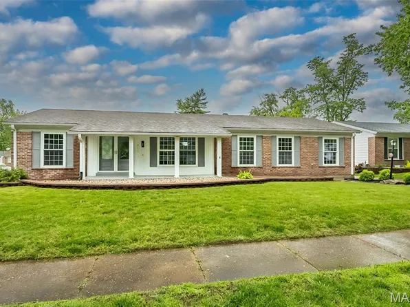 2111 Shoreham Dr, Florissant, MO 63033