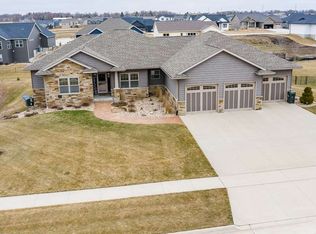 4302 Wild Horse Dr, Cedar Falls, IA 50613