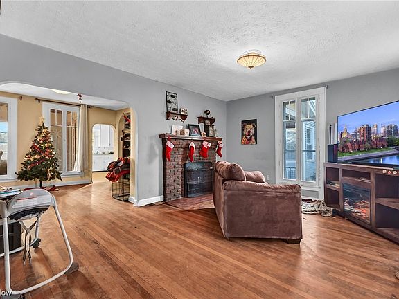 3rd image of 240 8th St