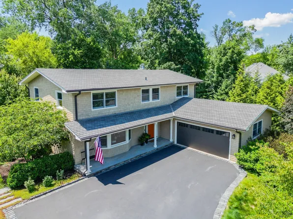 821 Sandstone Dr, Libertyville, IL 60048