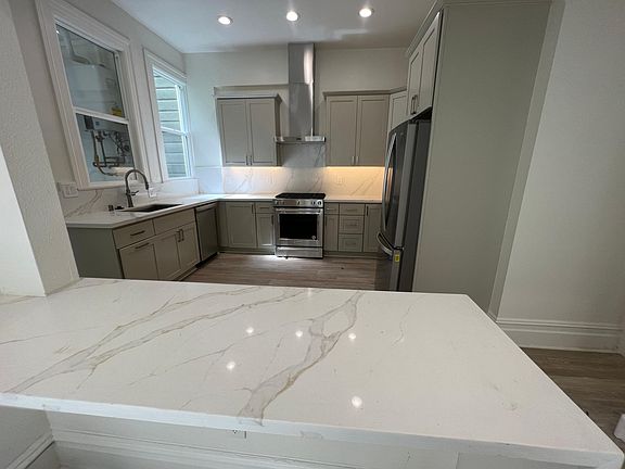 3rd image of 925 Scott St #925