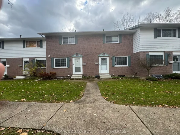5852 Frontenac St #8, Niagara Falls, ON L2G 3A9