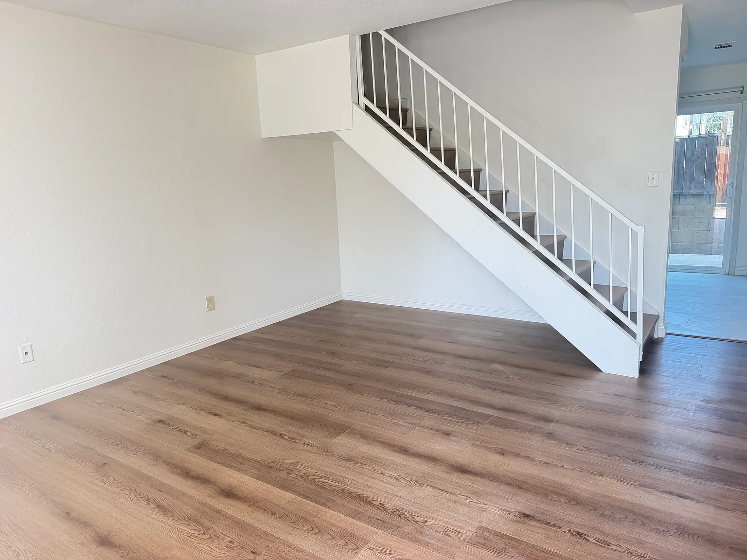3 bed, 1100 sqft, $2,700 — Photo 2