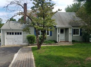 18 S Farview Ave, Paramus, NJ 07652