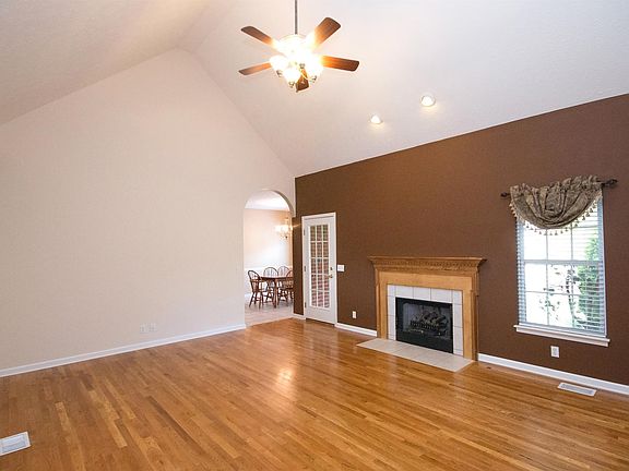 3rd image of 107 Kiowa Ct