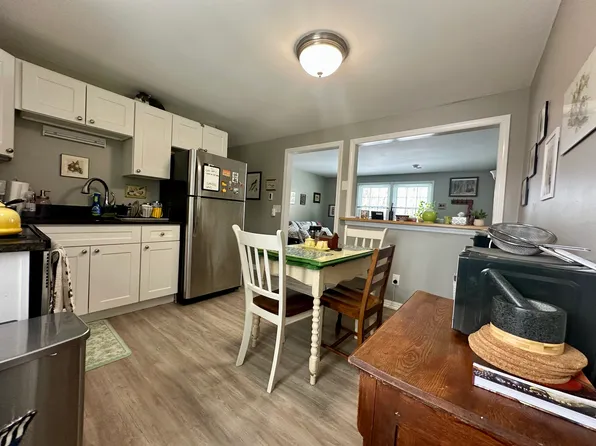 39 Old Amherst Rd APT E4, Sunderland, MA 01375