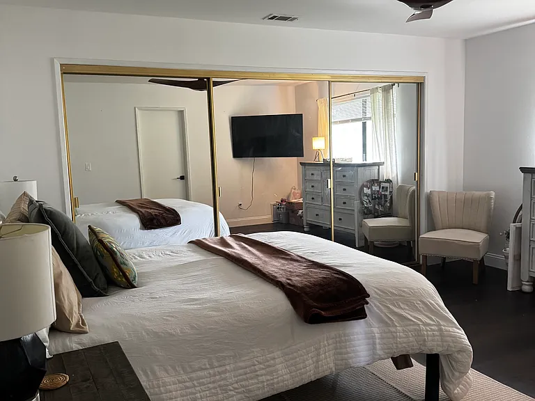 Master bedroom 002