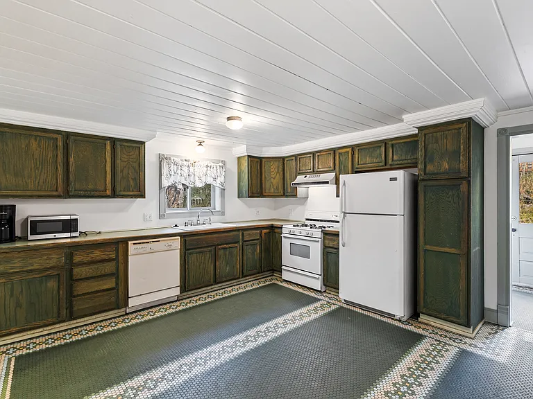208 S High St — Photo 13