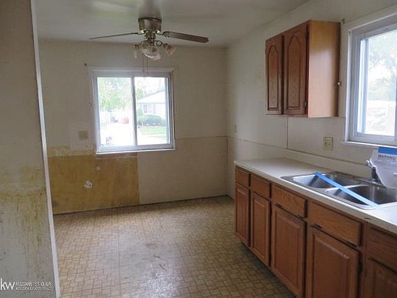 5th image of 26691 Arlington St