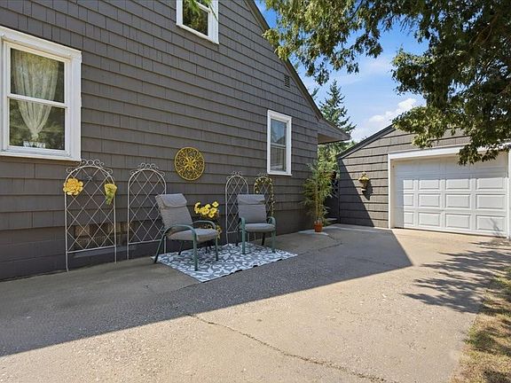 5th image of 1023 3rd Ave NE