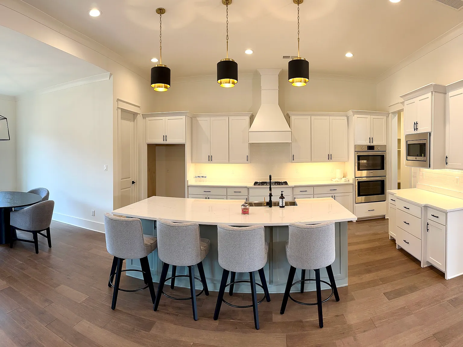 4 bed, 3742 sqft, $4,300 — Photo 3