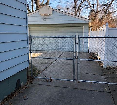 2nd image of 3441 Woodside St