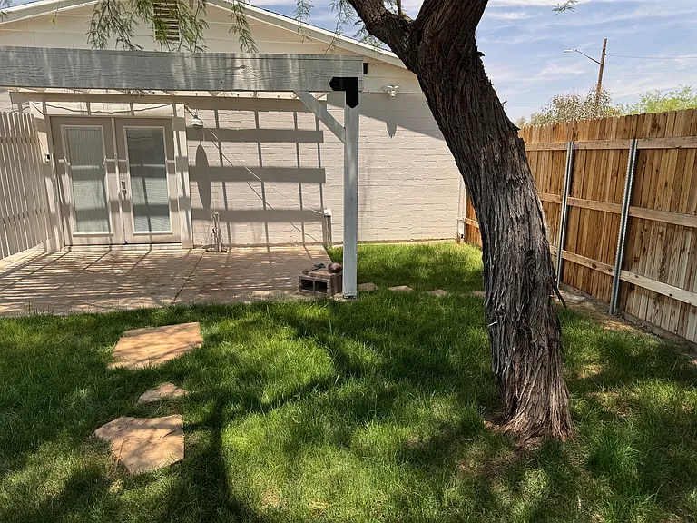 1025 E Indianola Ave — Photo 46