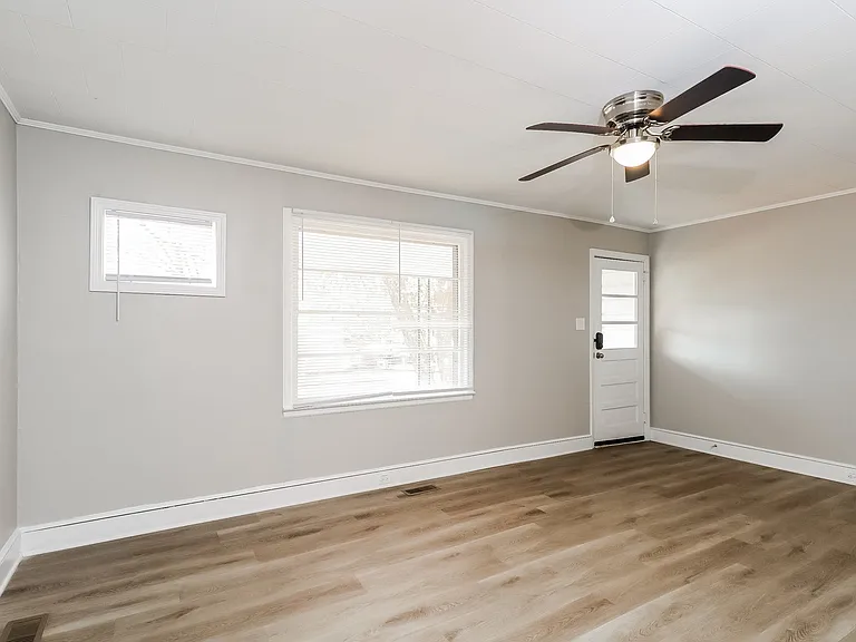 1588141_019_living_room_13309386.jpg