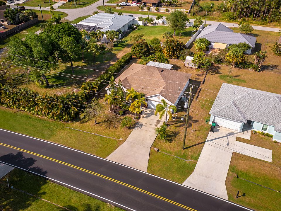 1st image of 585 NW Floresta Drive
