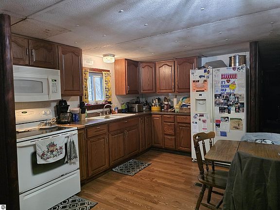 3rd image of 7931 Twin Lake Rd NE