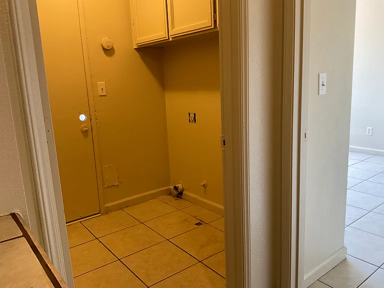 2041 Thompson Ave — Photo 10
