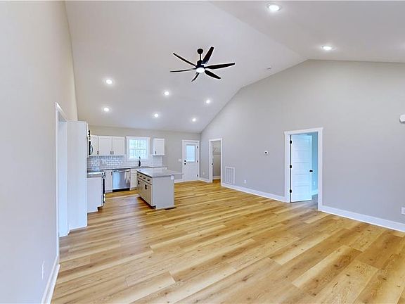 3rd image of 6 Clover Ln