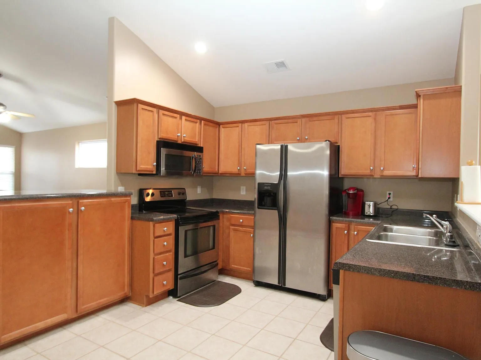 3 bed, 1422 sqft, $2,100 — Photo 4