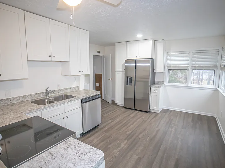 84 Thames Ave — Photo 15