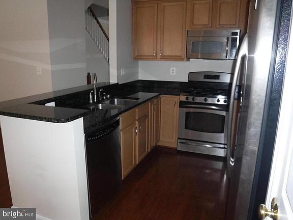 3rd image of 102 Breakers Edge Ct
