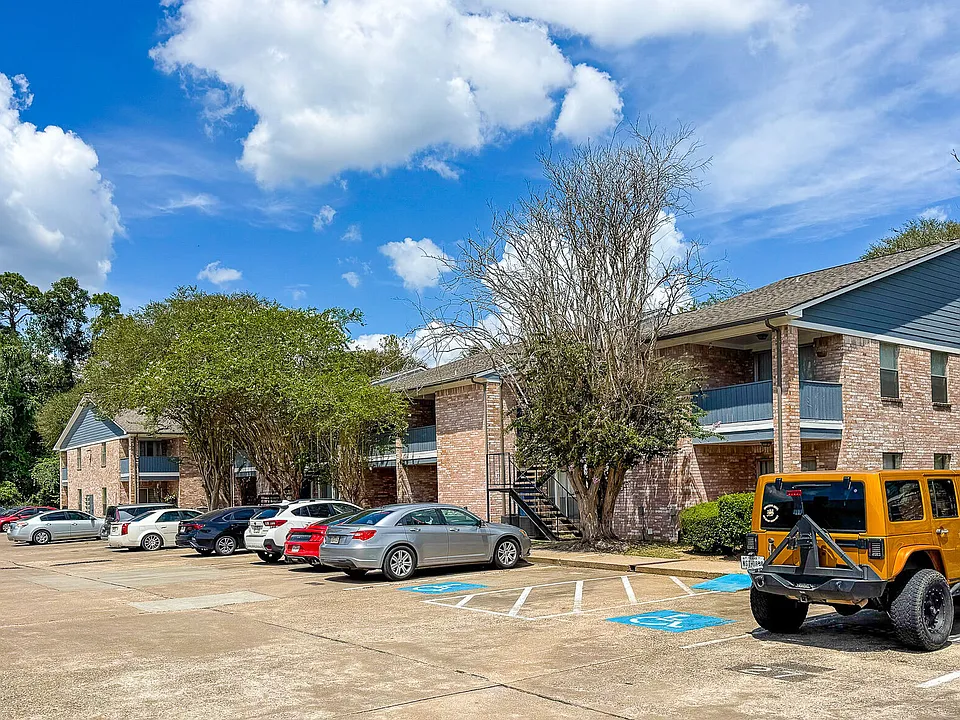 Brookhollow Apartments