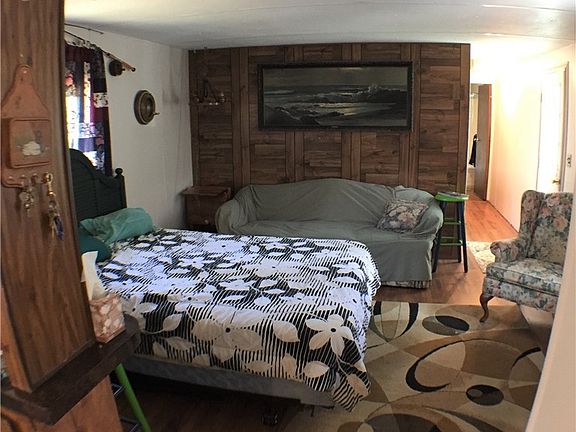 4th image of 619 Fir Ln