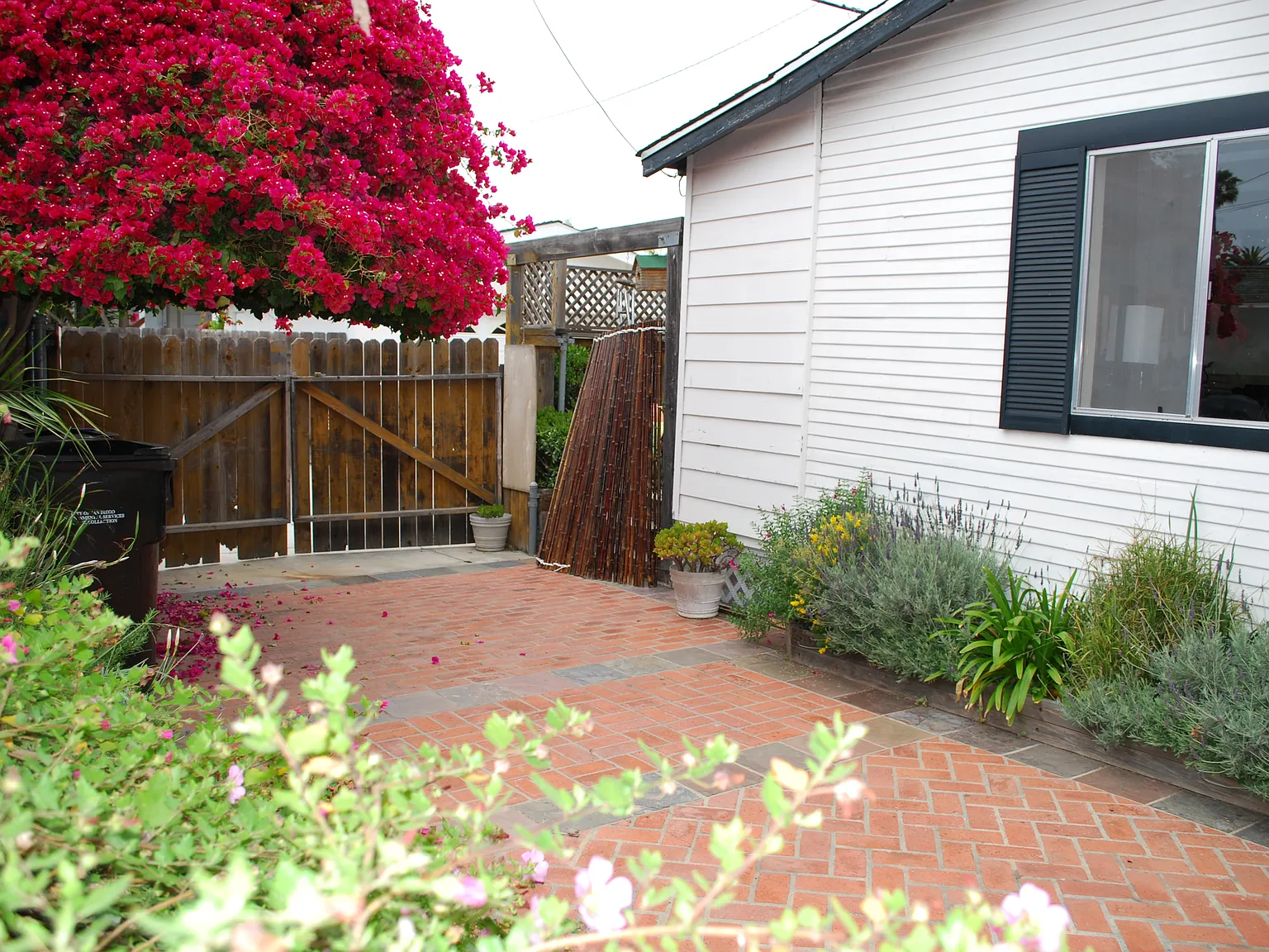 1242 Emerald St — Photo 2