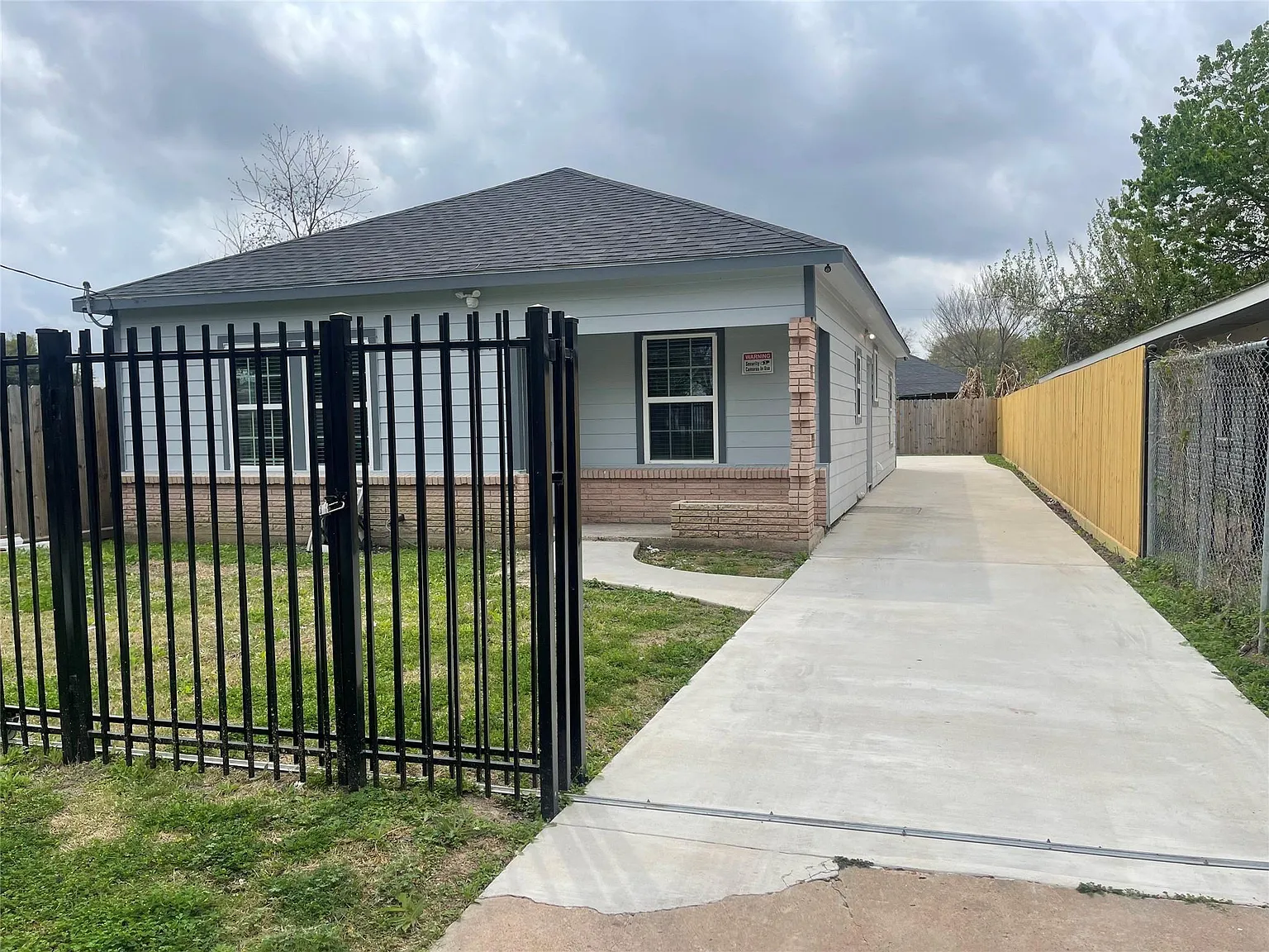 3 bed, 2.0 bath, 1444 sqft, $1,999 — Photo 2