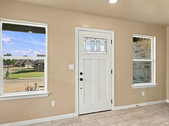 5th image of 809 Venice Ct