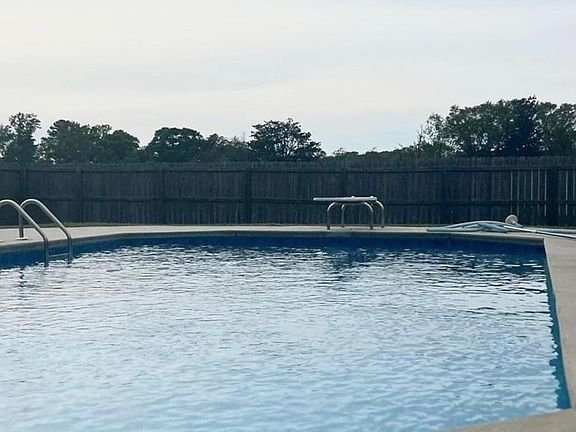 4th image of 136 Tanglewood Dr