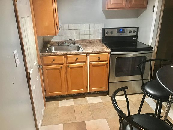5th image of 999 Glenmore Ln