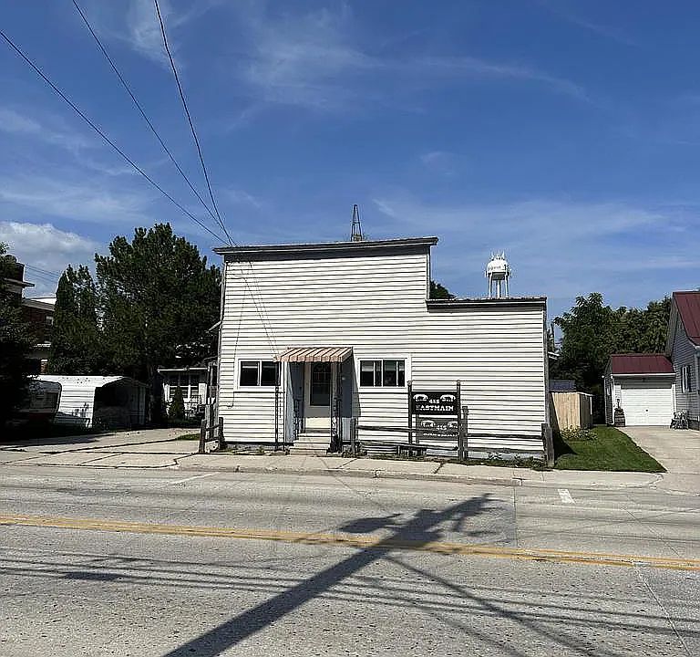 1st image of 415 E Main St