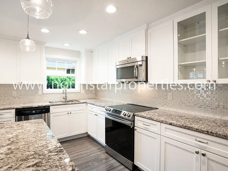 3540 SW Falcon St — Photo 9