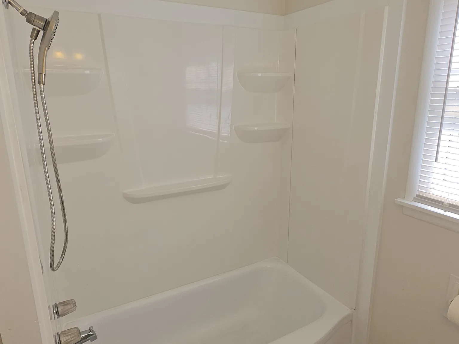 3 bed, 960 sqft, $1,200 — Photo 3