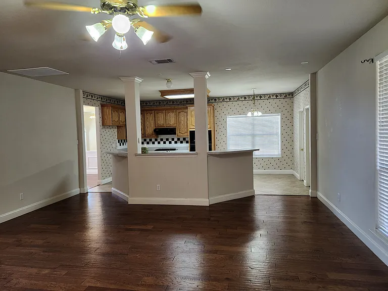 1329 Kingsley Ct — Photo 2
