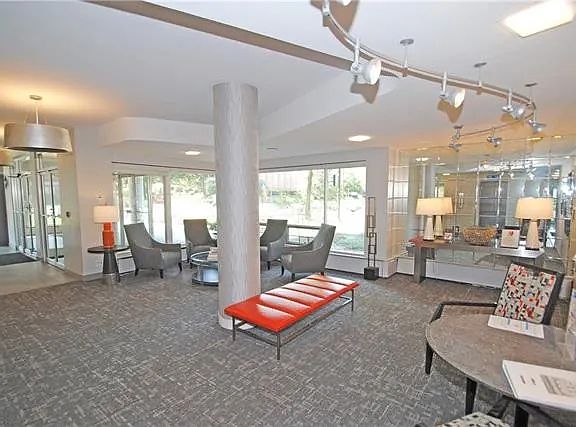 4th image of 333 W Meyer Blvd