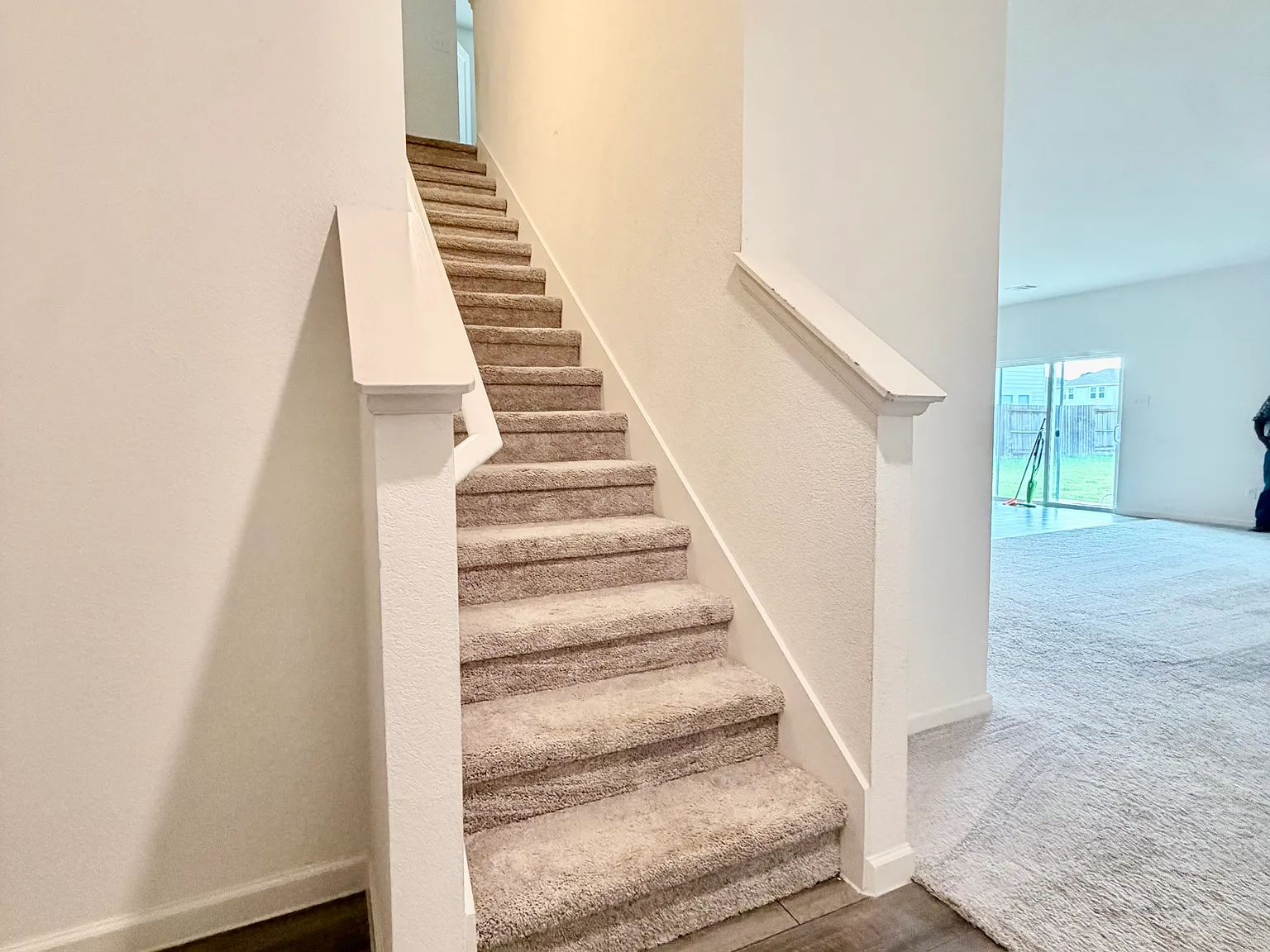 4 bed, 2.5 bath, 2271 sqft, $2,400 — Photo 2