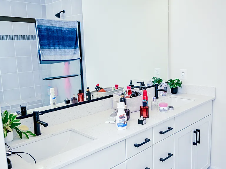 double sink and chic' bathroom