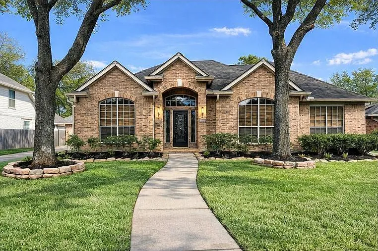 16807 Laguna Springs Dr — Photo 3