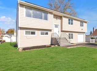 12 W Clearwater Rd, Lindenhurst, NY 11757