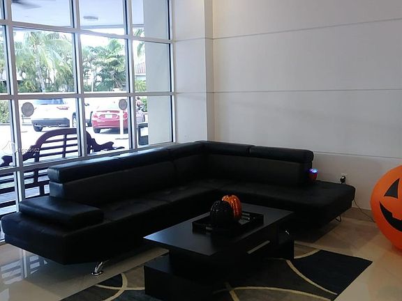 4th image of 19370 Collins Ave APT 1522