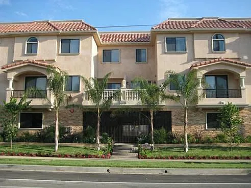 14248 Riverside Dr — Photo 2