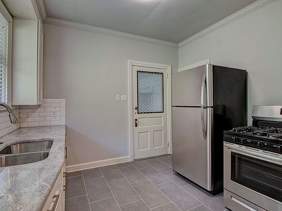 4th image of 4507 Woodlawn Dr APT 3